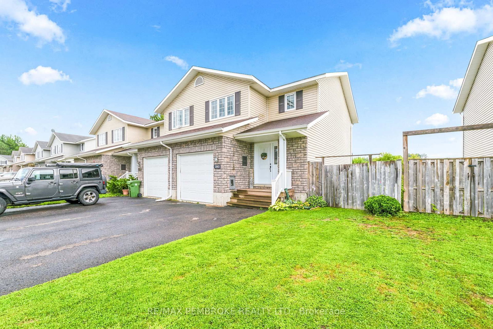 3003 Sandstone Crescent • Petawawa, ON photo 1