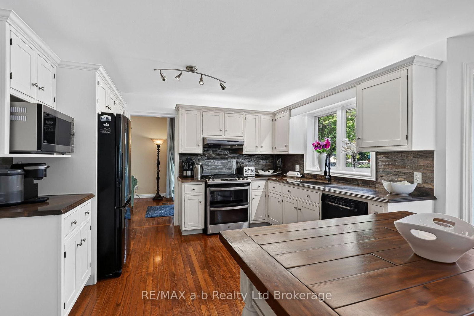 72 Indian Road • Woodstock, ON photo 24