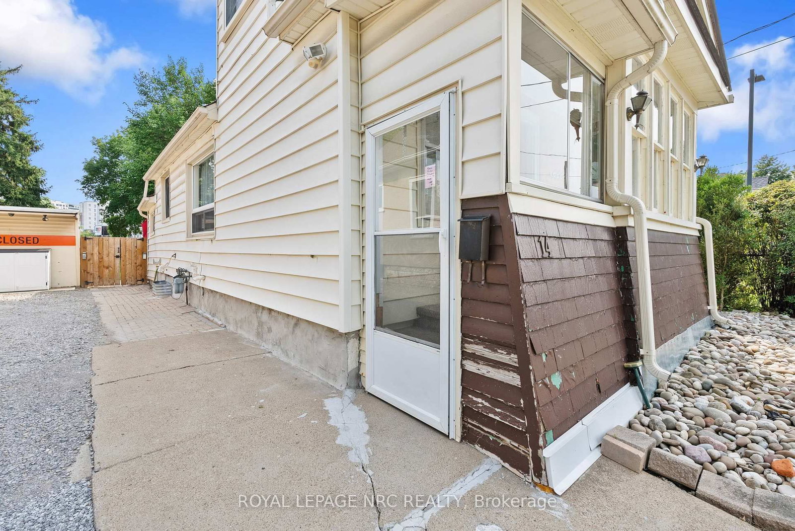 14 Heatherington Street • St. Catharines, ON photo 4