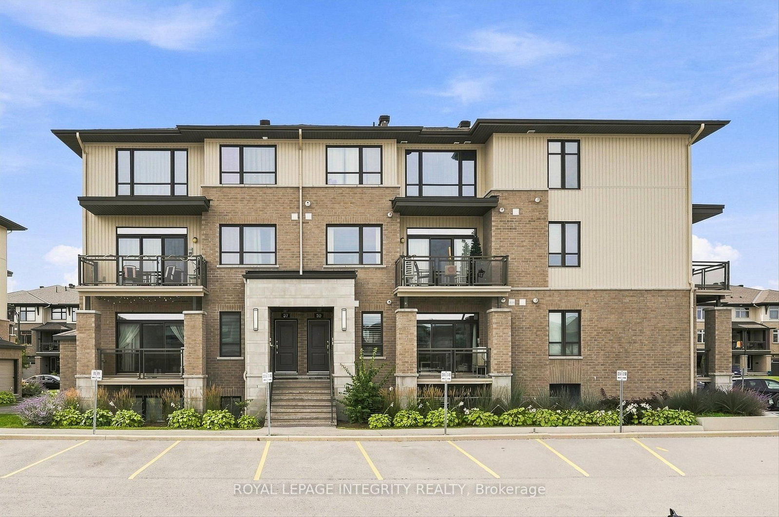 41 Carabiner Private • Ottawa, ON photo 1