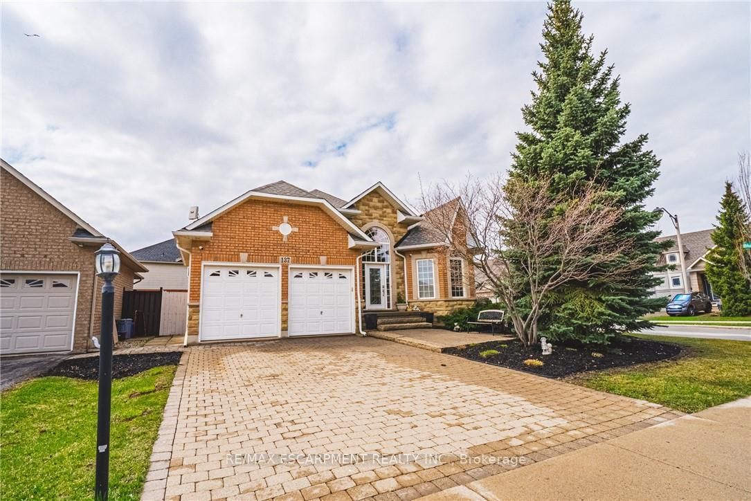 137 PINEHILL Drive • Hamilton, ON photo 2