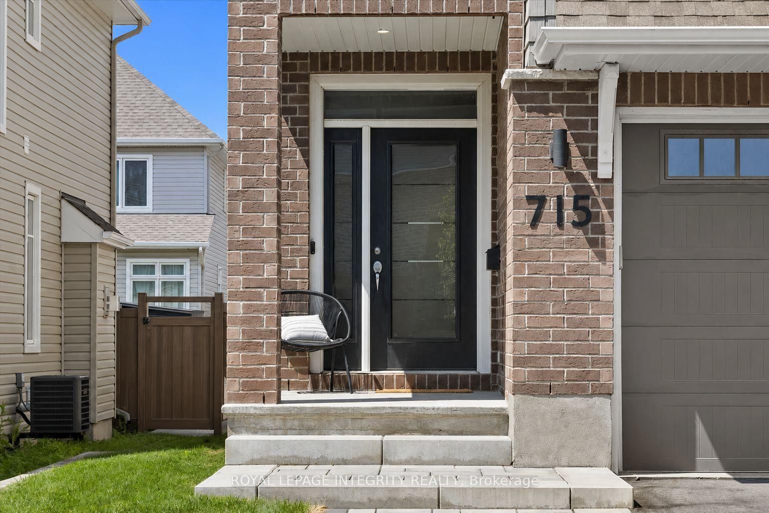715 Cap Diamant Way • Ottawa, ON photo 2