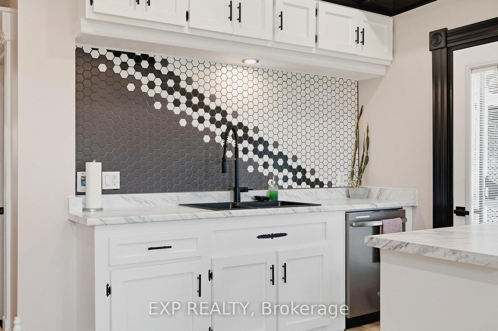 2027 Victoria Street • Howick, ON photo 11