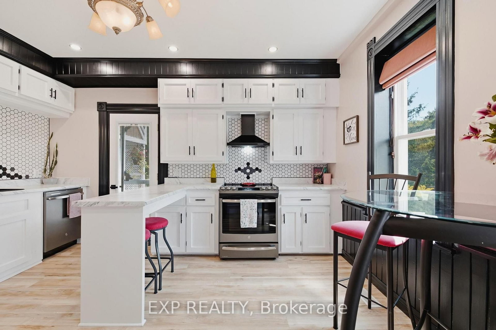 2027 Victoria Street • Howick, ON photo 9
