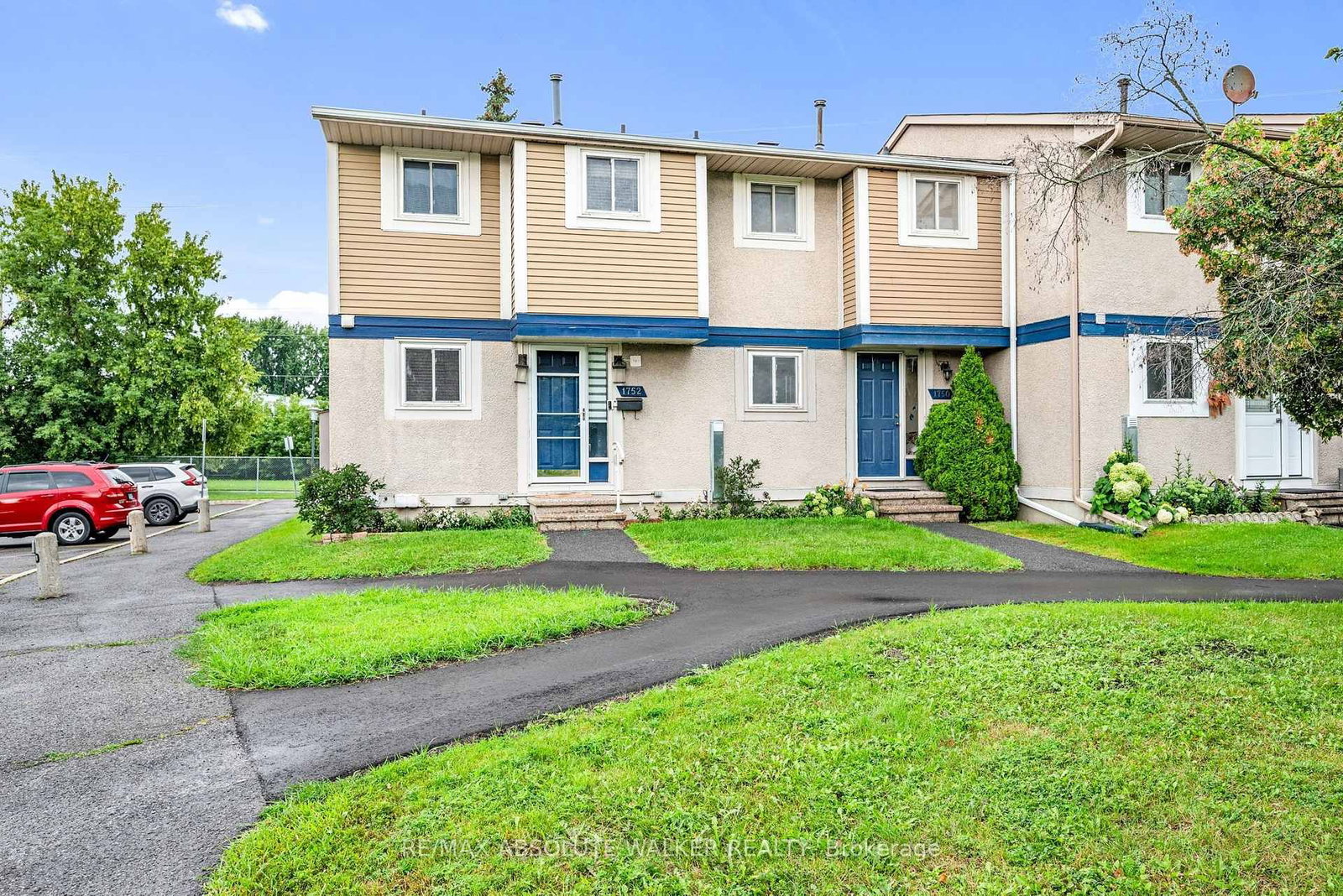1752 Stonehenge Crescent • Ottawa, ON photo 2