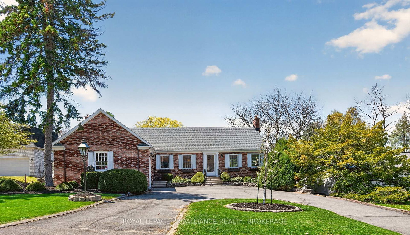 209 Fairway Hill Crescent • Kingston, ON photo 1