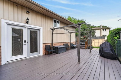 14 Woodeden Road • Grimsby, ON photo 4