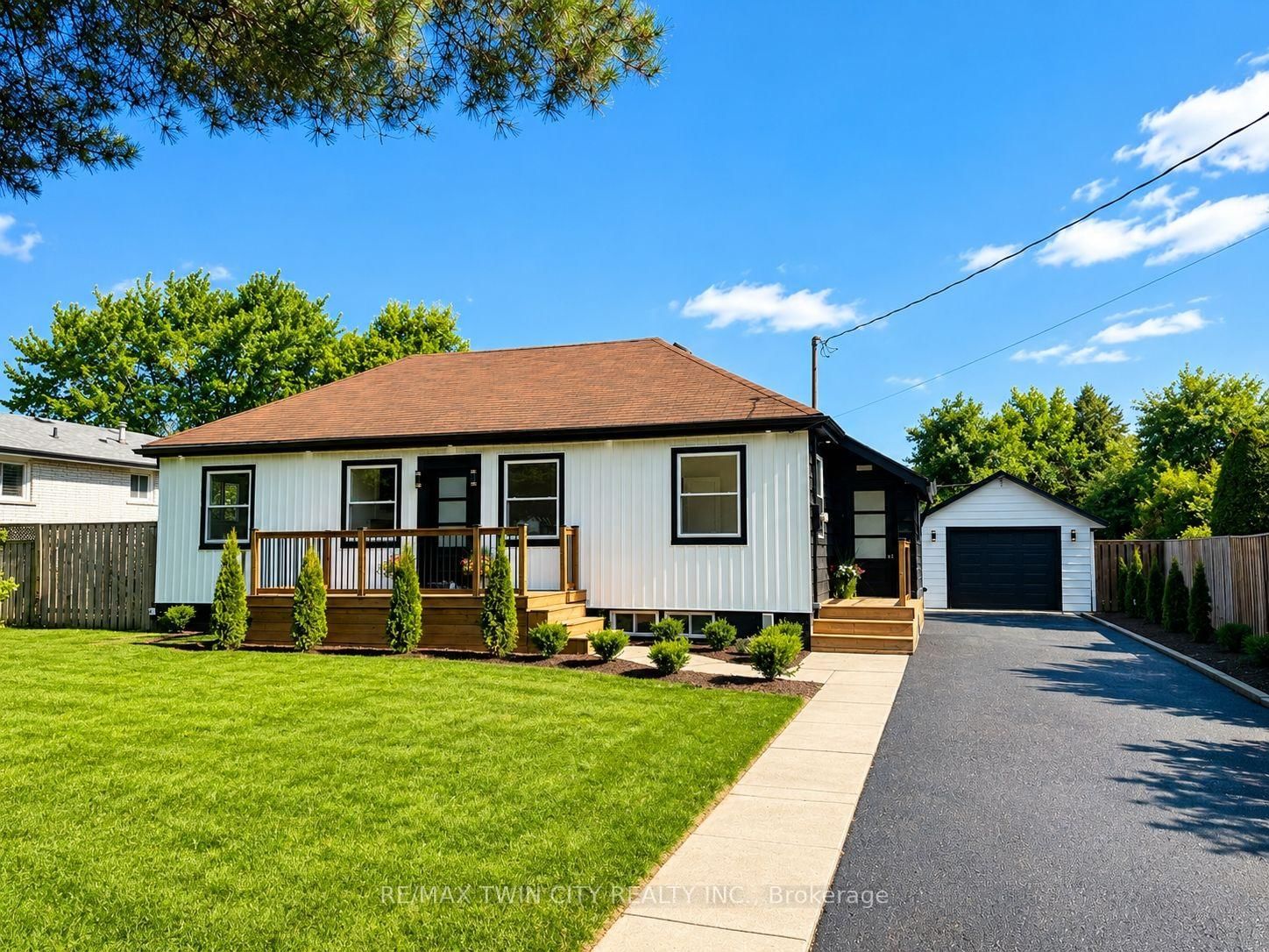 Detached House for sale at 92 Fairview Drive, Brantford, Ontario, N3R 2W9 - MLS: X13668532