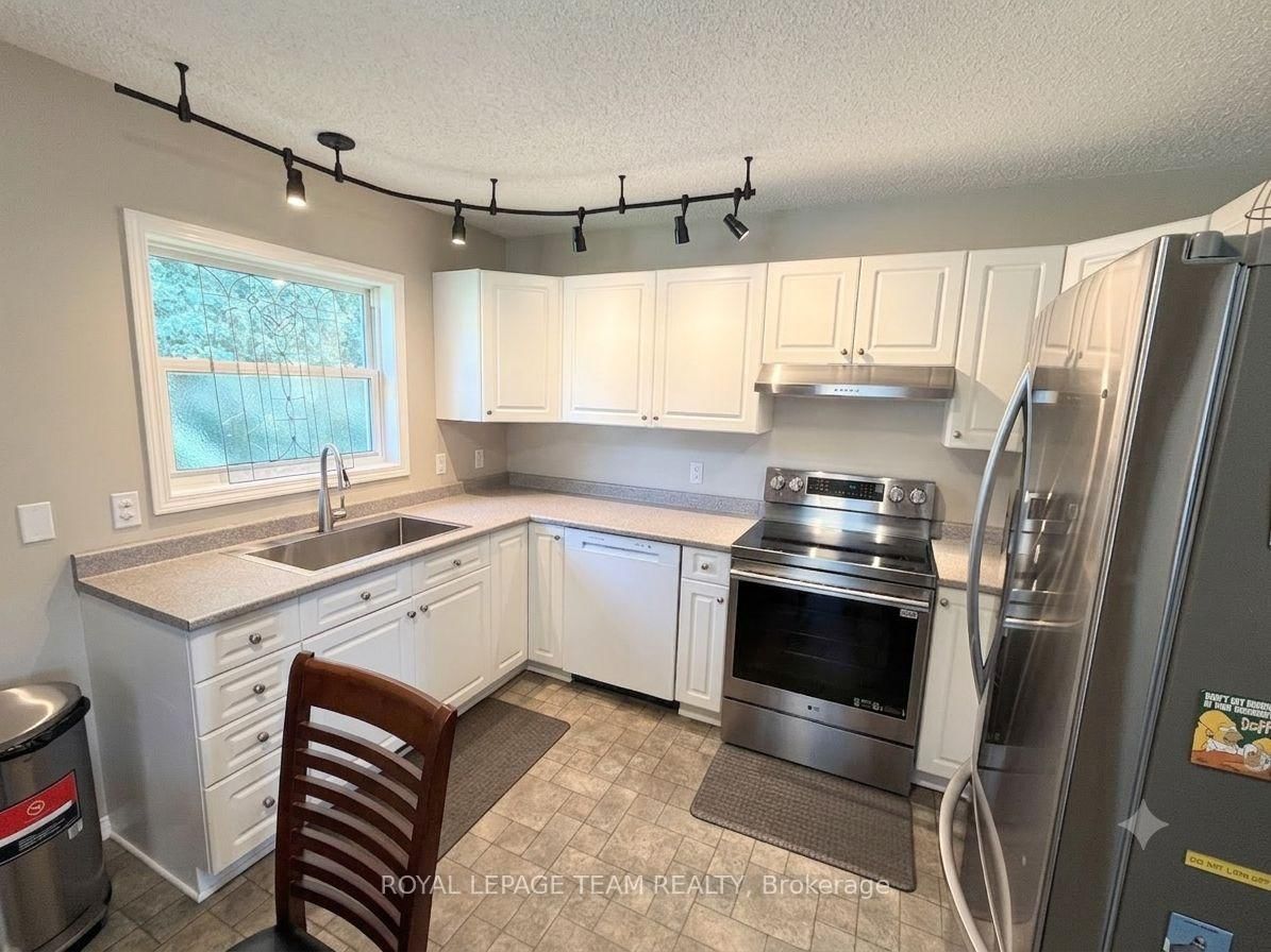 1028 Teena Colleen Private • Greely, ON photo 8