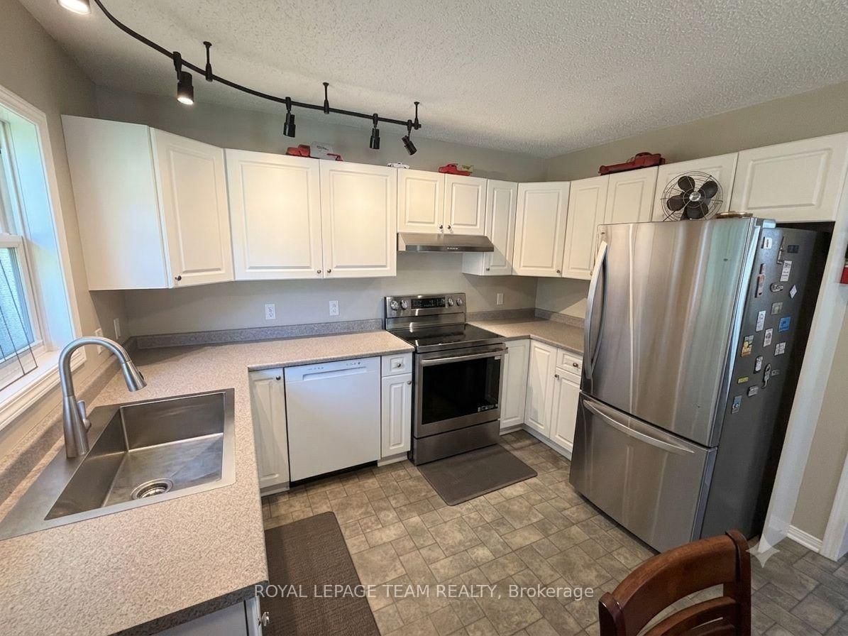 1028 Teena Colleen Private • Greely, ON photo 9