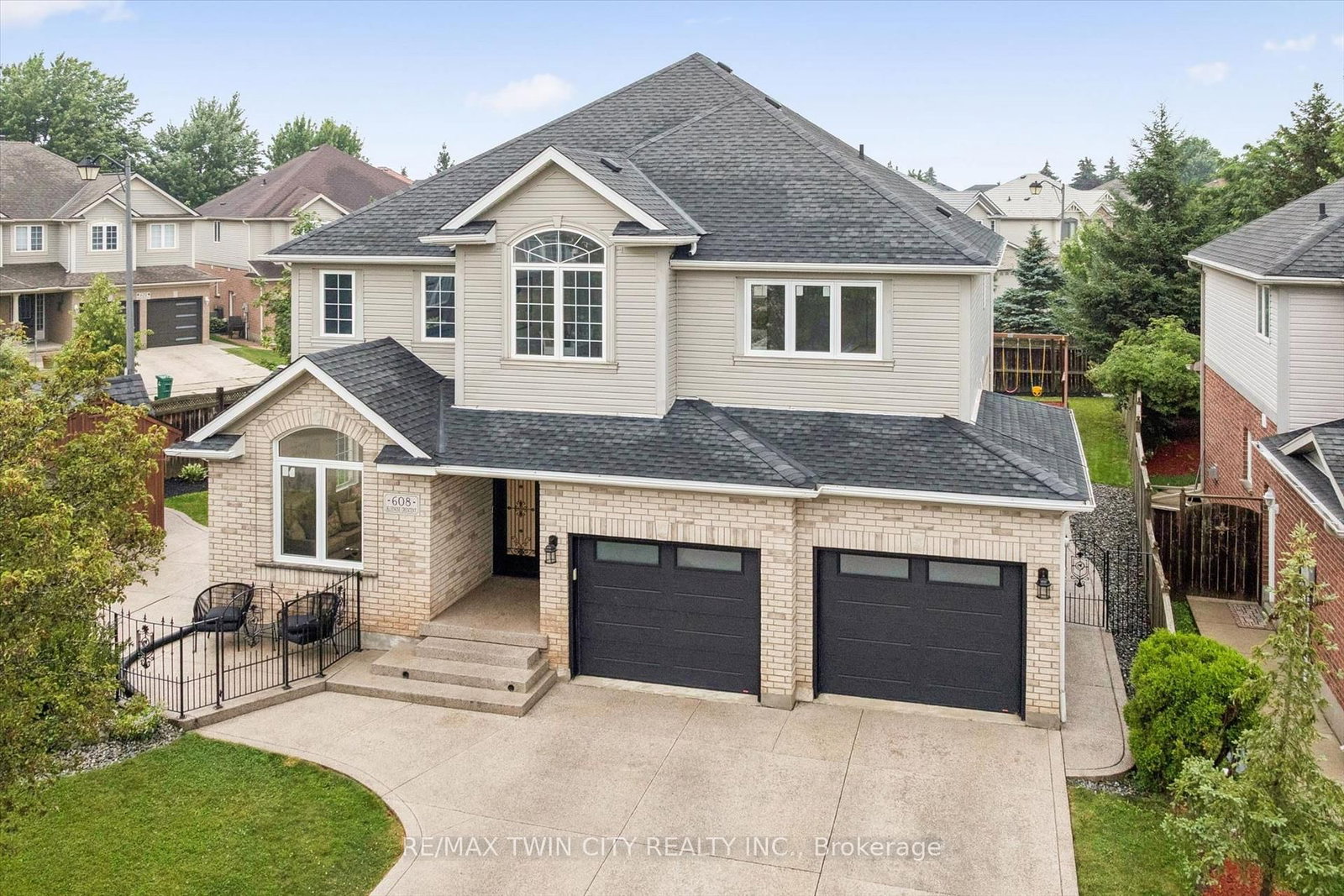 608 Bluenose Crescent • Waterloo, ON photo 2