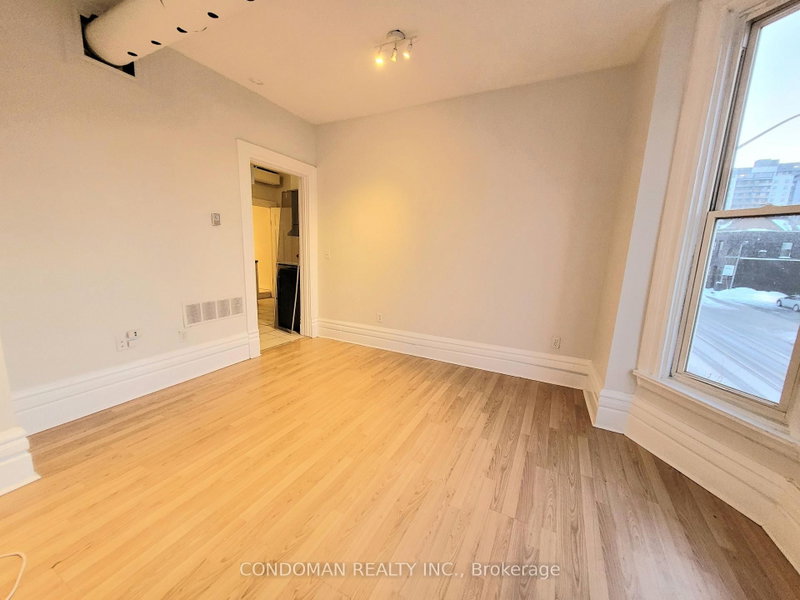 4 - 139 1/2 John Street S