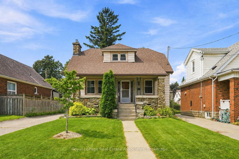 96 Huxley Avenue S