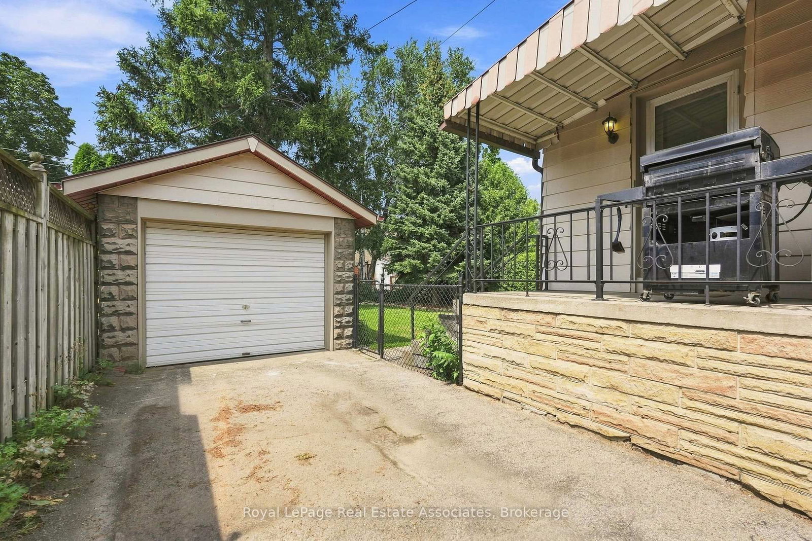 96 Huxley Avenue S • Hamilton, ON photo 4