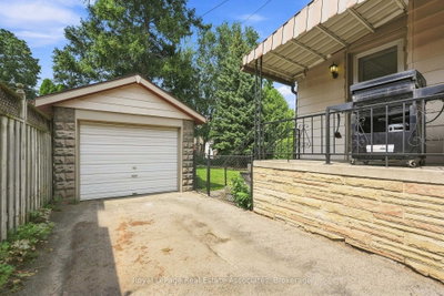96 Huxley Avenue S • Hamilton, ON photo 4