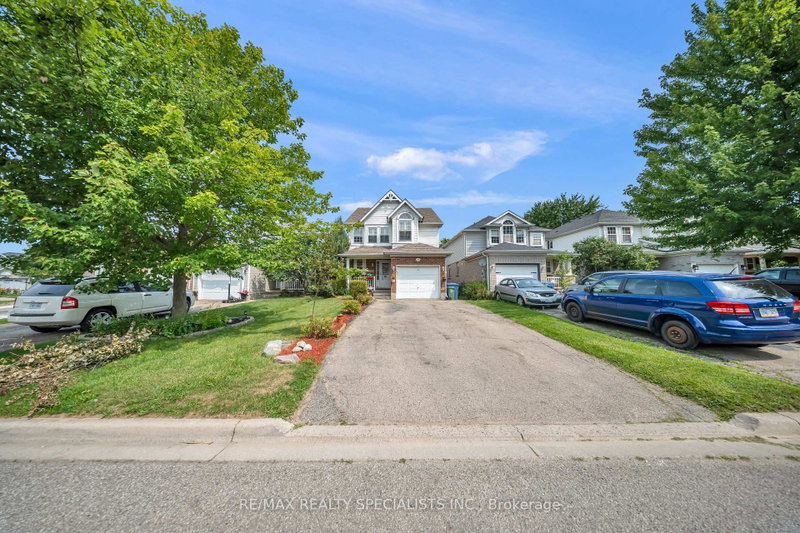 17 Buckthorn Crescent W
