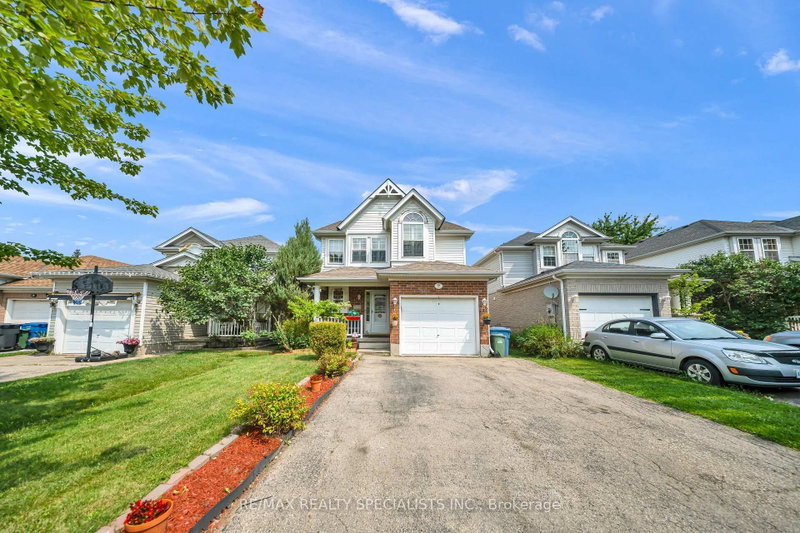 17 Buckthorn Crescent W