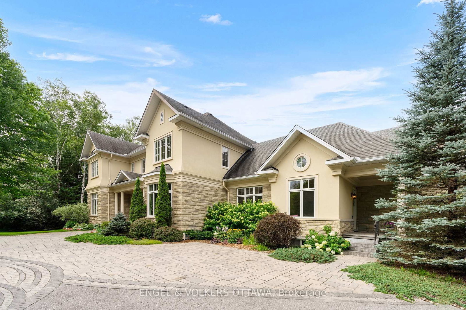 1408 Blackhorse Court • Manotick, ON photo 2