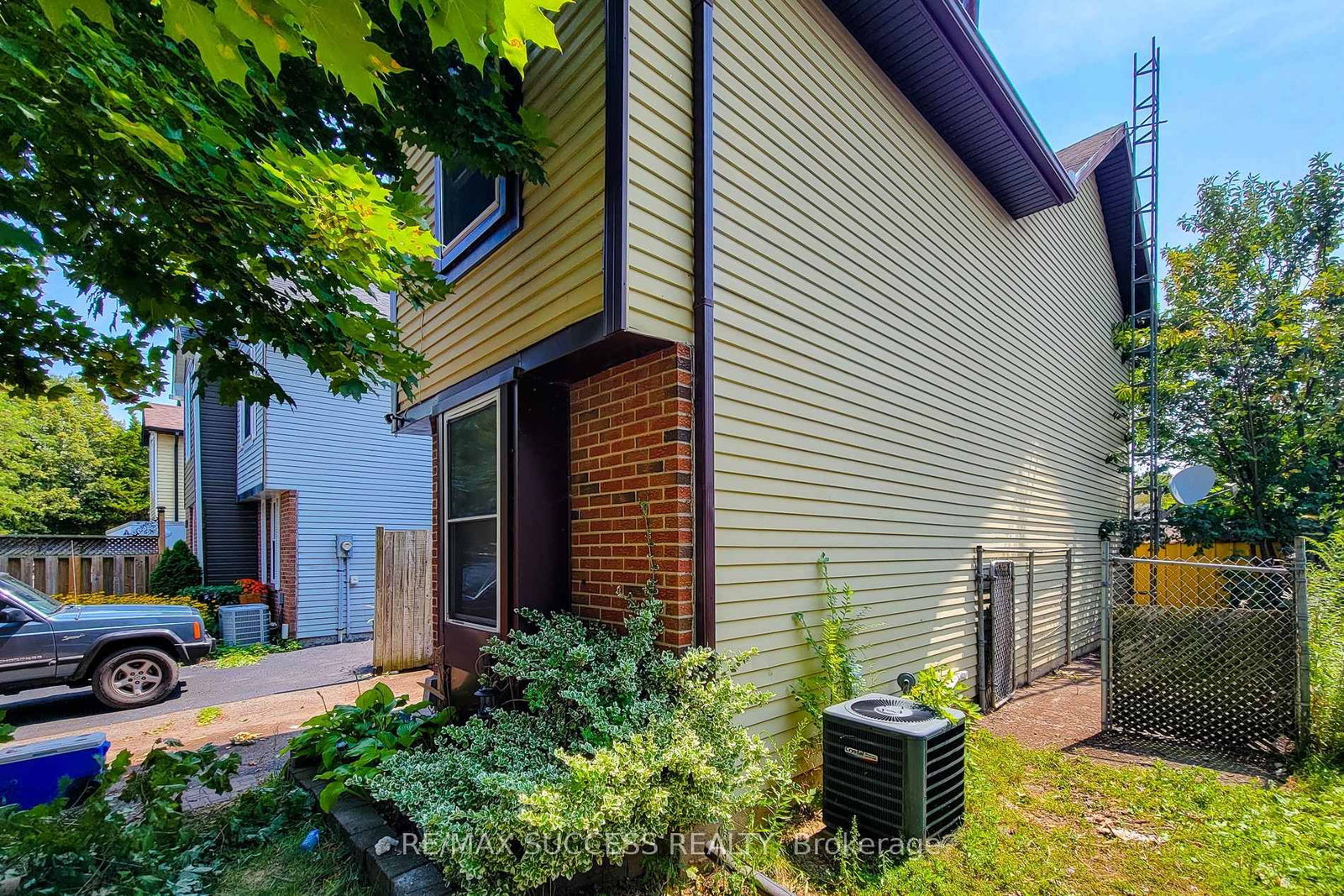 42 Enfield Crescent — photo 2