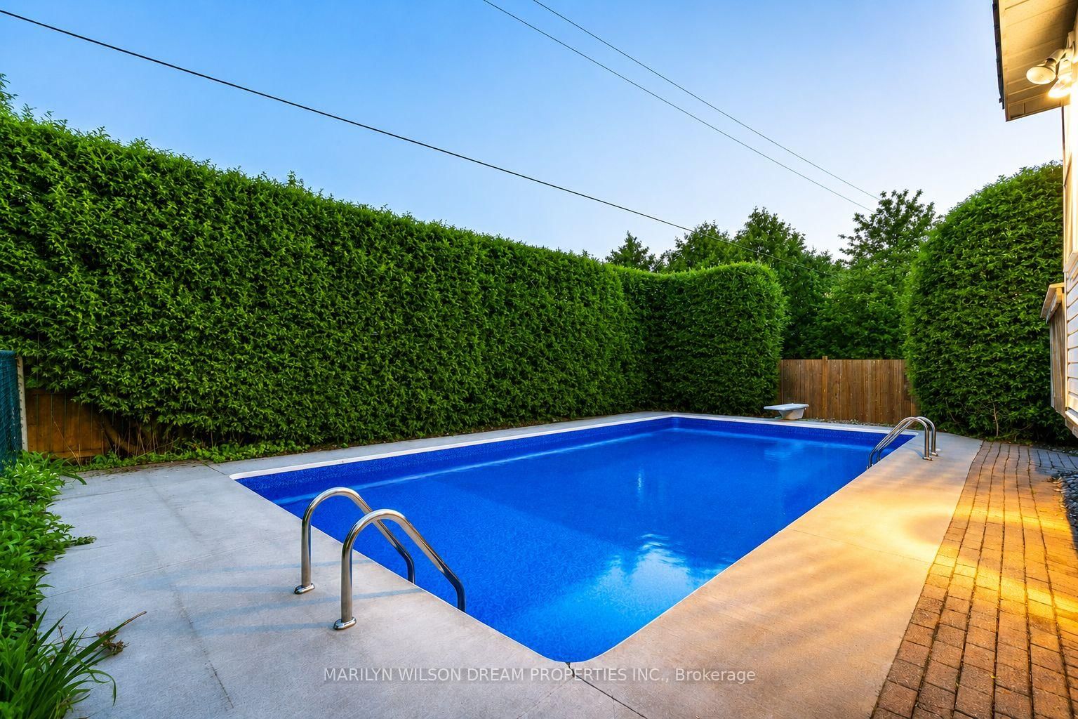 20 Coolbrook Crescent • Munster, ON photo 3