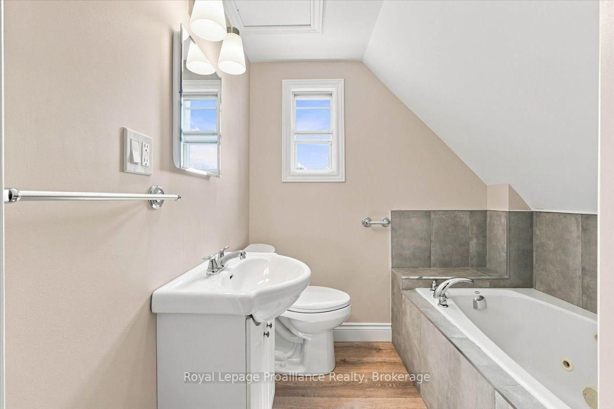 611 County Rd 15 • Prince Edward County, ON photo 18