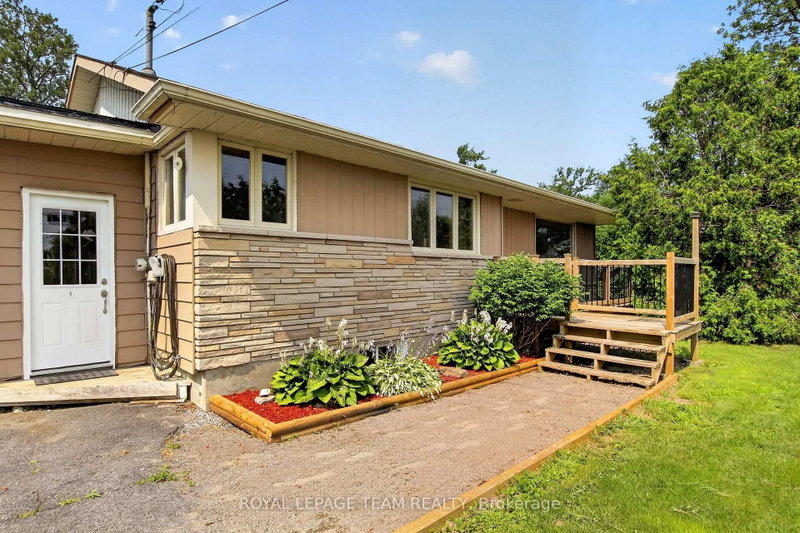 3679 Dunrobin Road