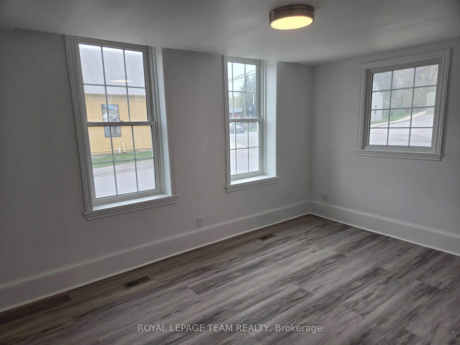106 Renfrew Street S • Pakenham, ON photo 16