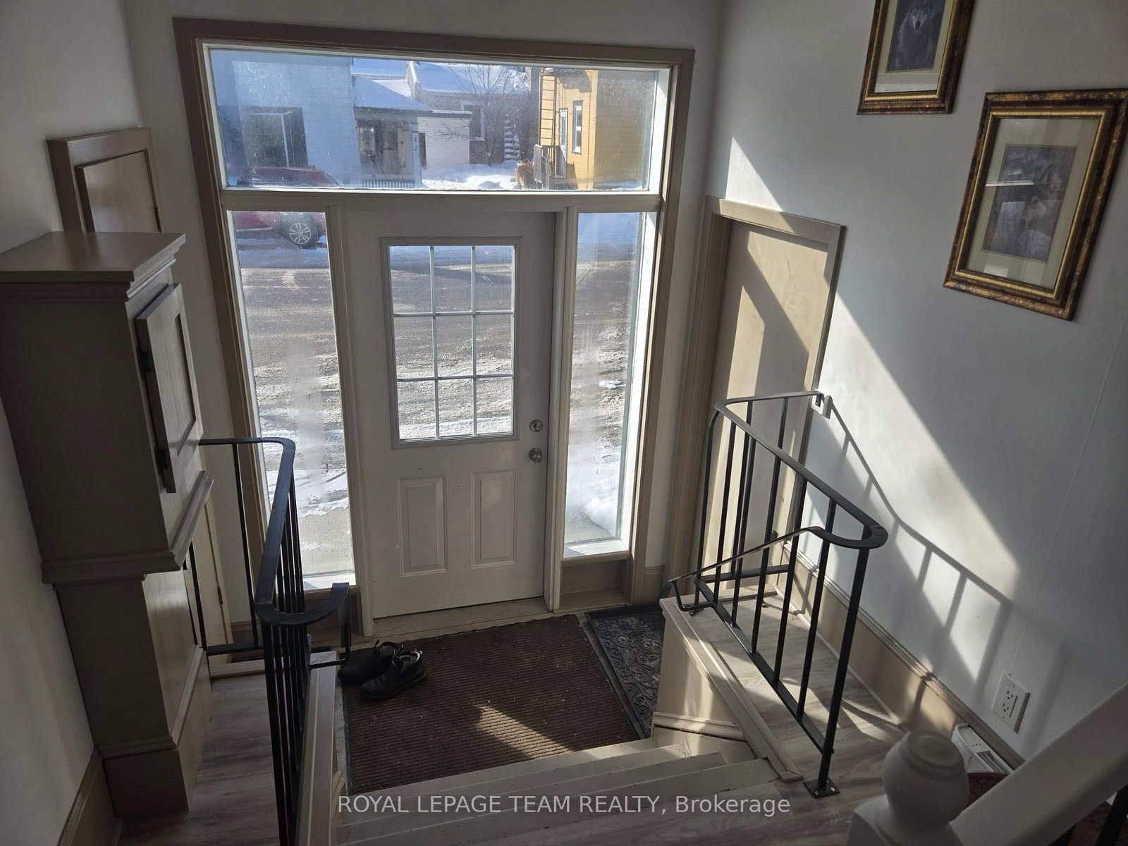 106 Renfrew Street S • Pakenham, ON photo 2