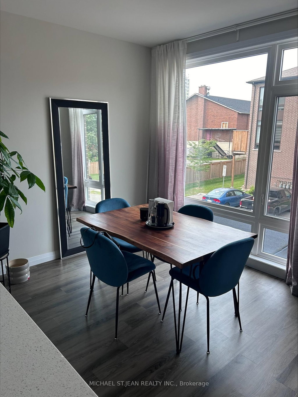 20 - 270 Melvin Avenue 5
