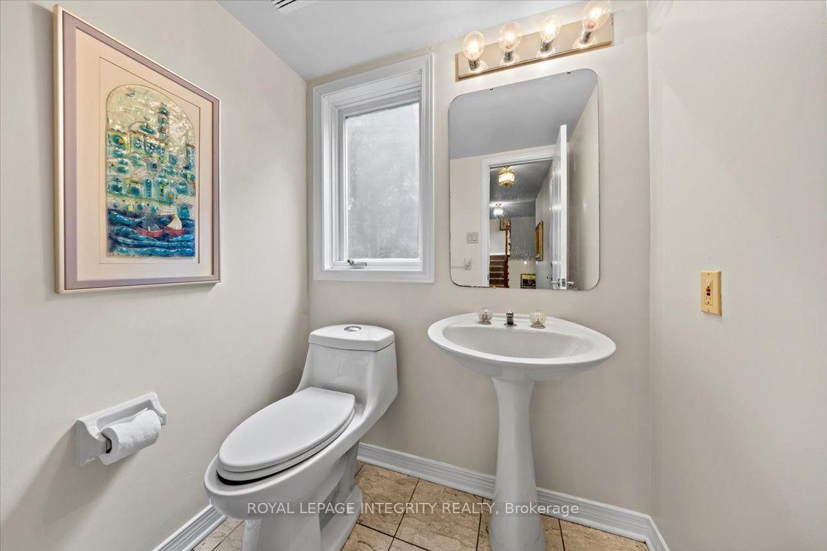 1 Strathbury Street • Ottawa, ON photo 5
