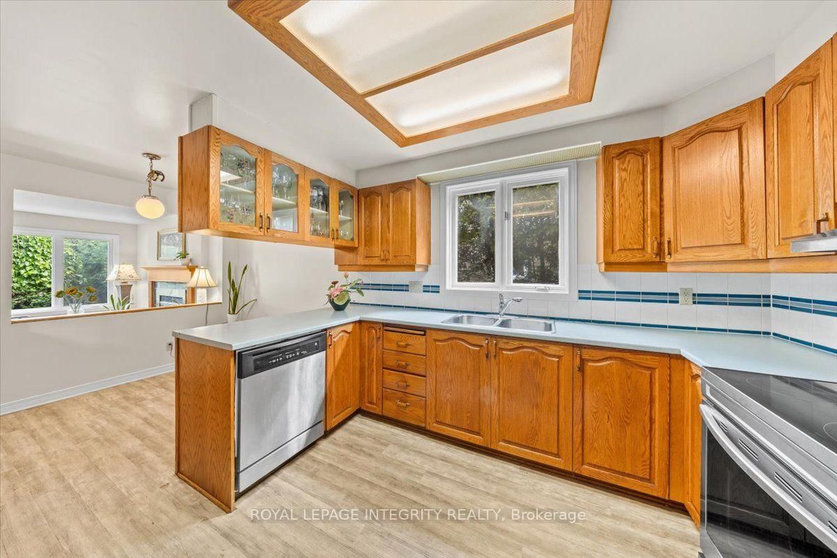1 Strathbury Street • Ottawa, ON photo 6