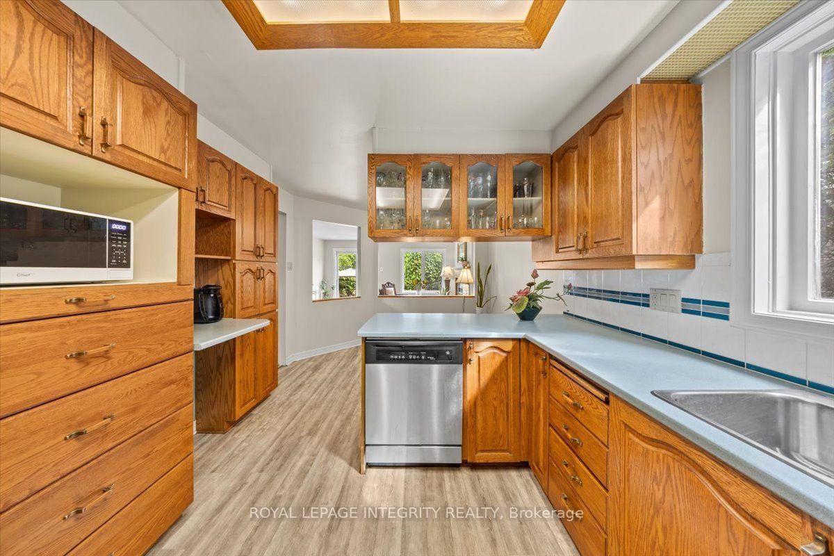 1 Strathbury Street • Ottawa, ON photo 8