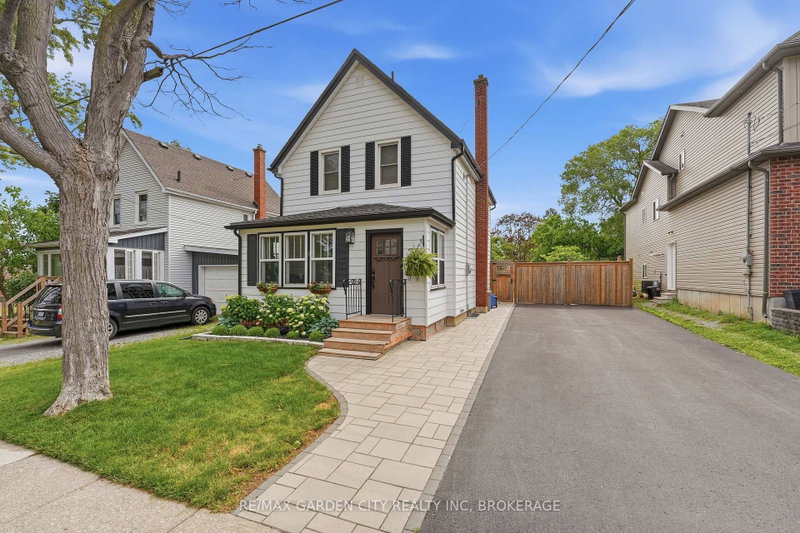 26 Carleton Street N