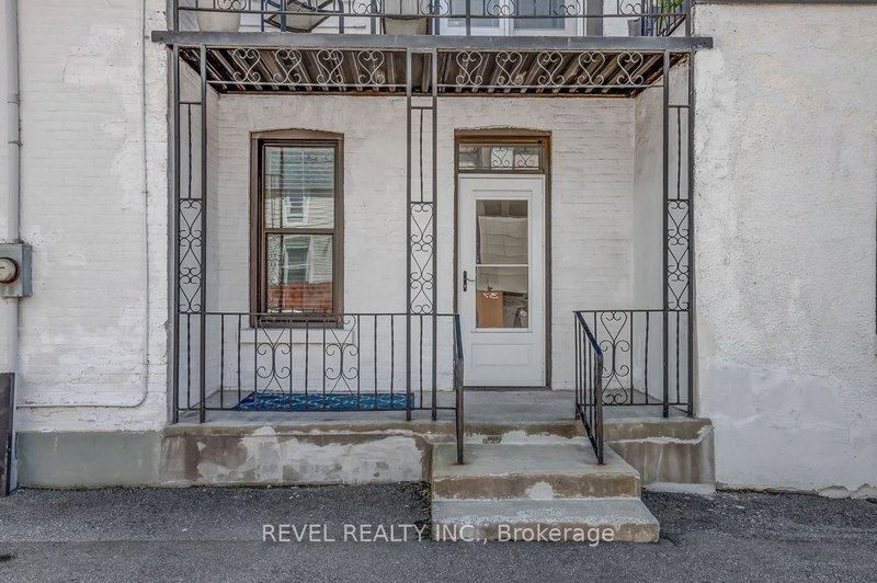 52 Lebreton Street N