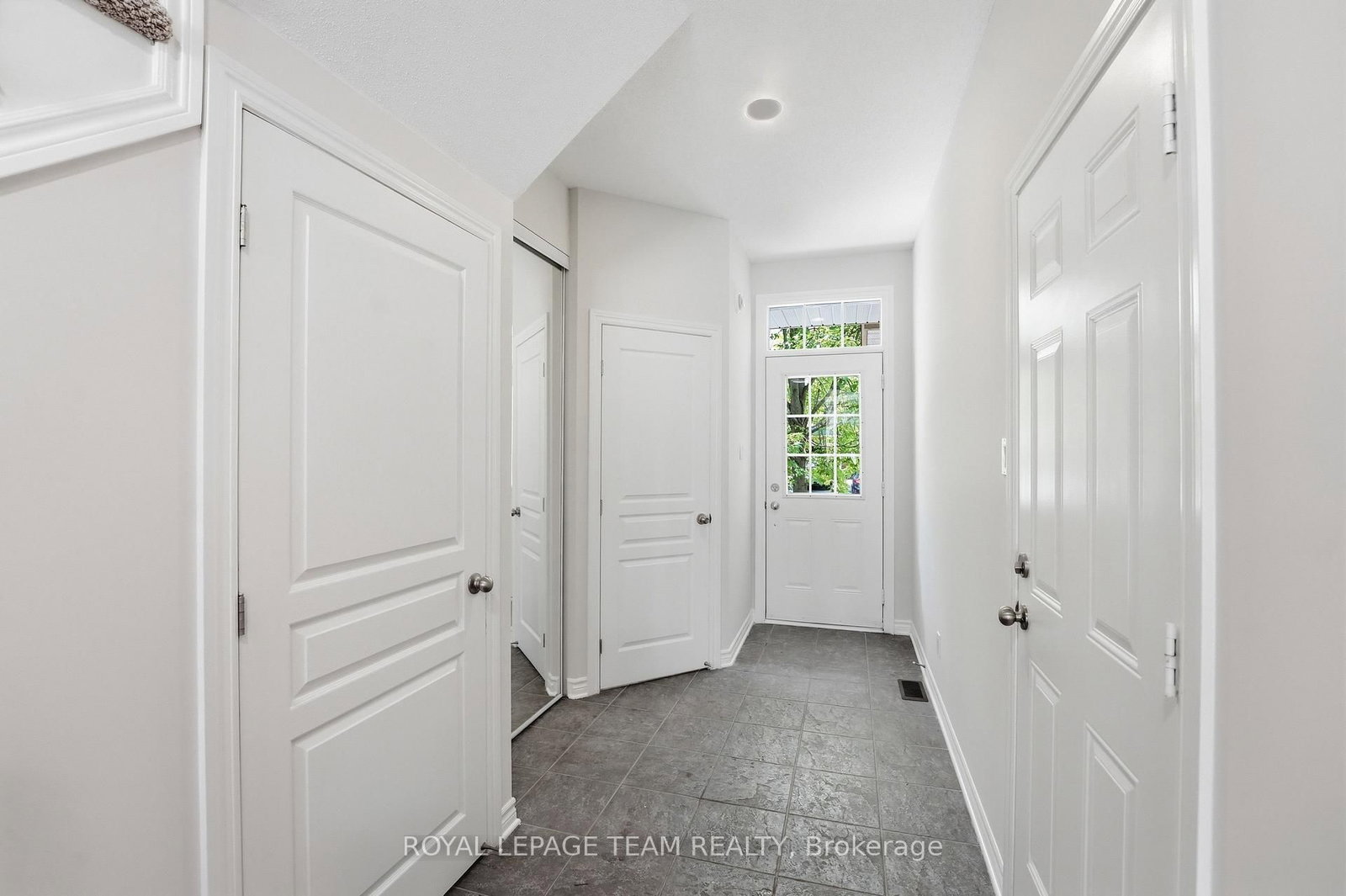 239 Tandalee Crescent • Ottawa, ON photo 4