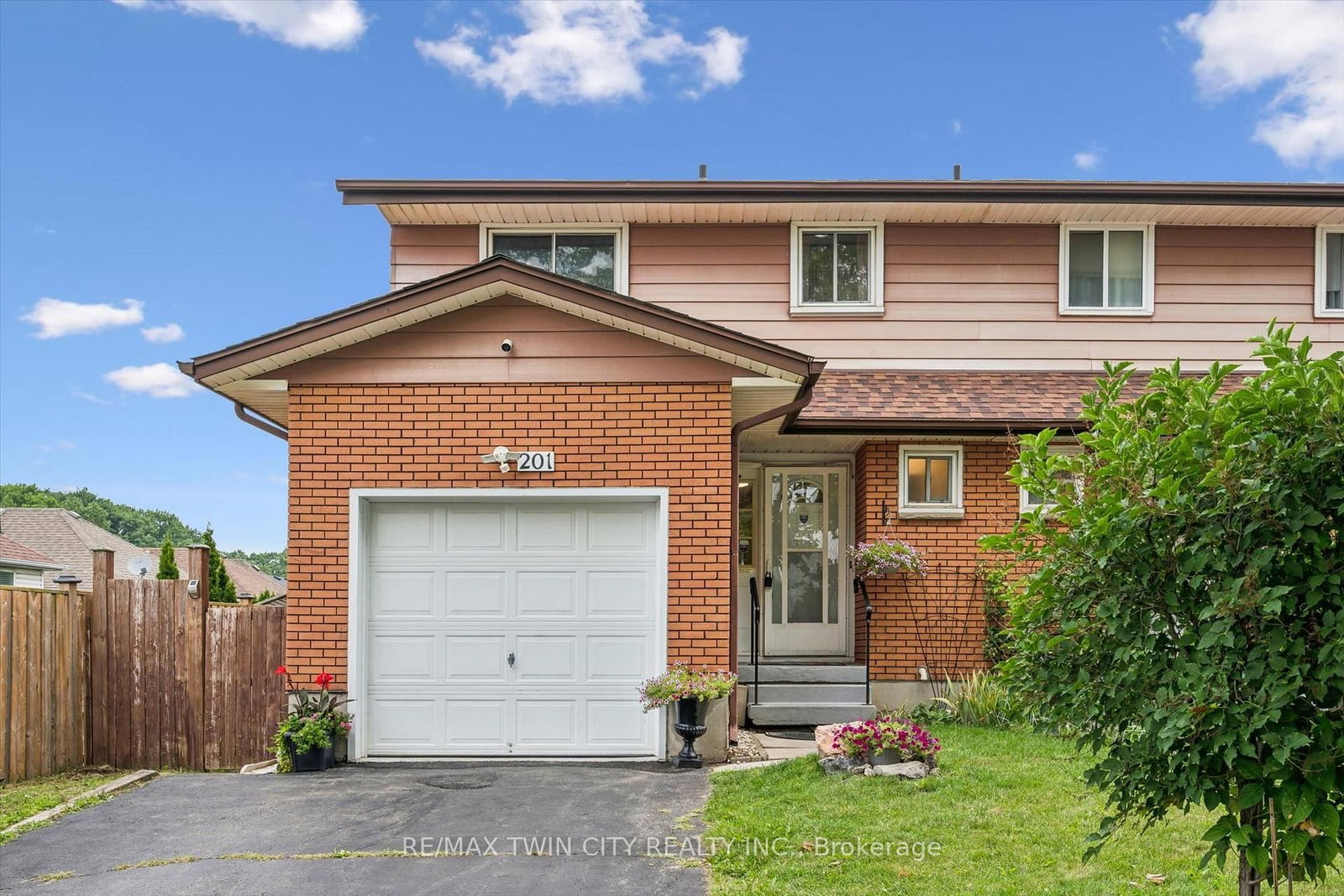 Semi-Detached House sold at 201 Veronica Drive, Kitchener, Ontario, N2A 2Y3 - MLS: X13675008