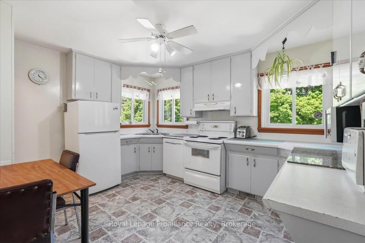 906 N Big Island Road • Prince Edward County, ON photo 14