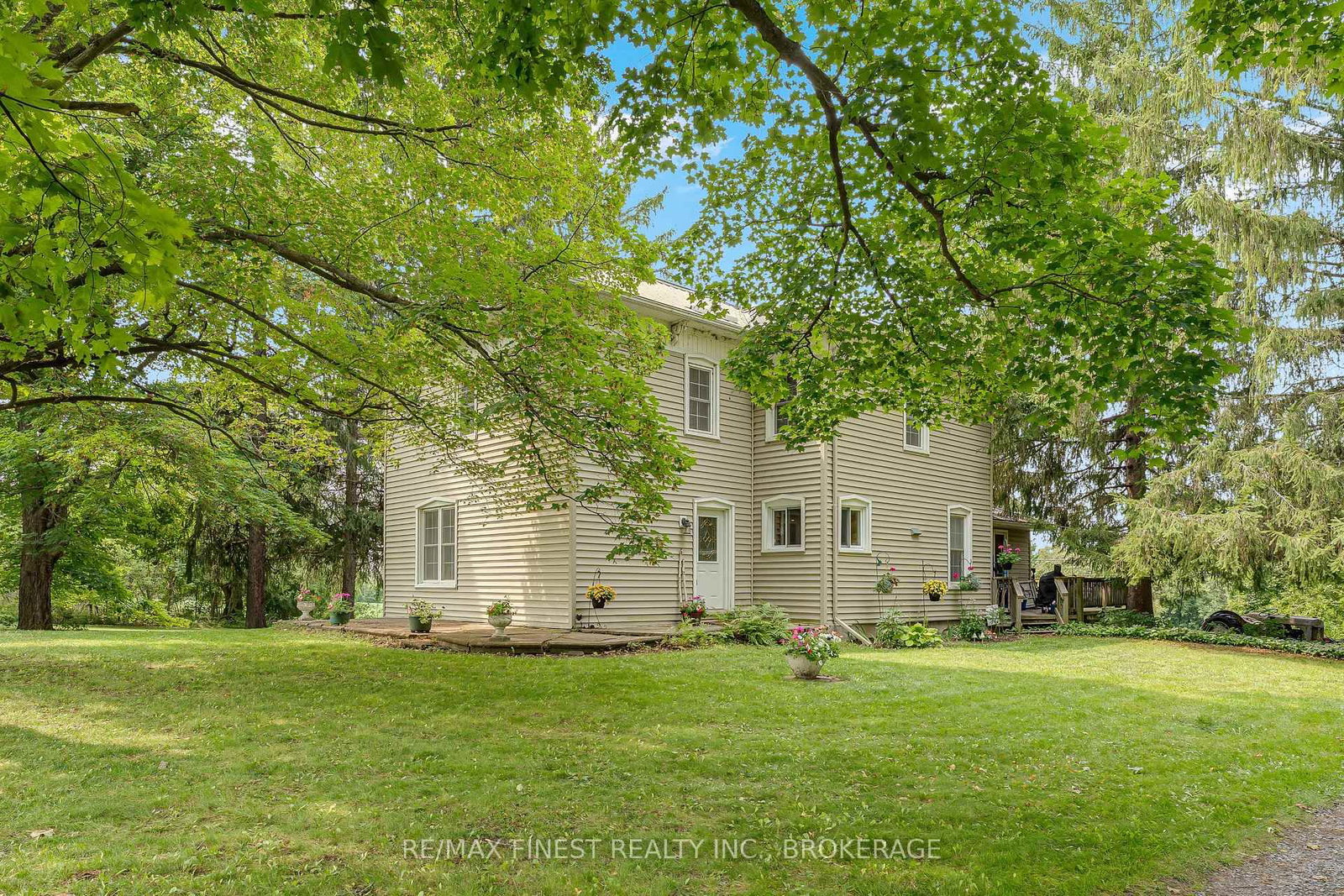 1011 Lennox and Addington County Rd 5 • Plantagenet, ON photo 2