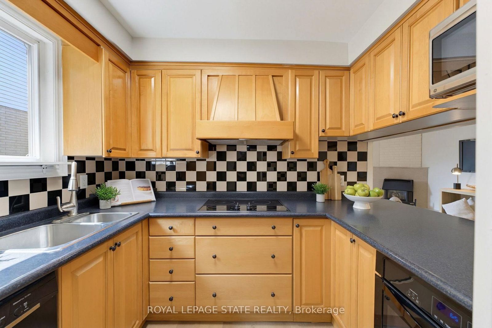 32 Silvervine Drive • Hamilton, ON photo 8