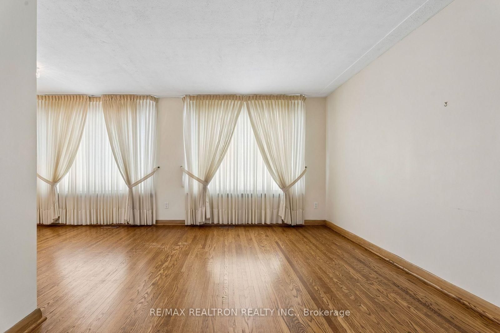831 Mohawk Road E • Hamilton, ON photo 5