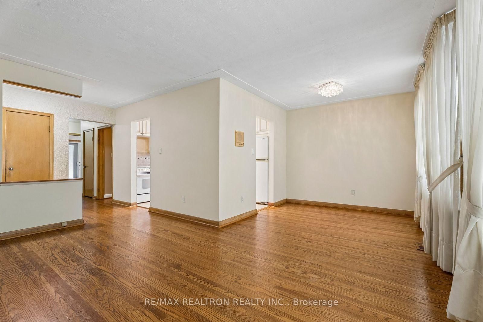 831 Mohawk Road E • Hamilton, ON photo 8