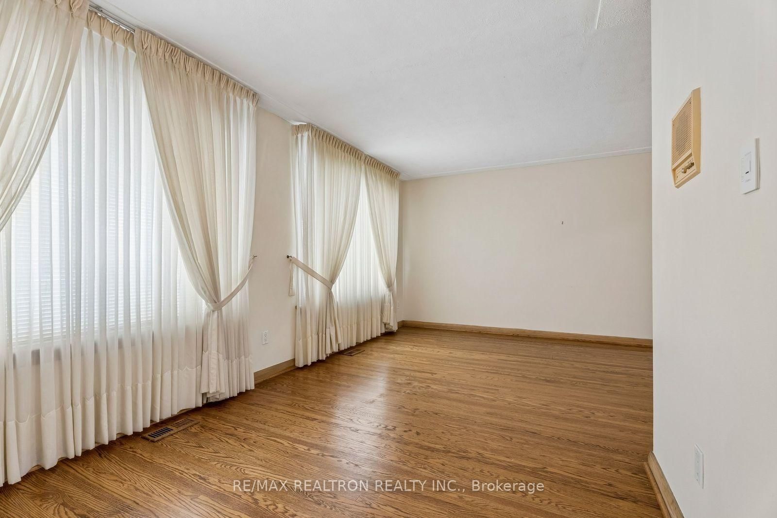 831 Mohawk Road E • Hamilton, ON photo 9