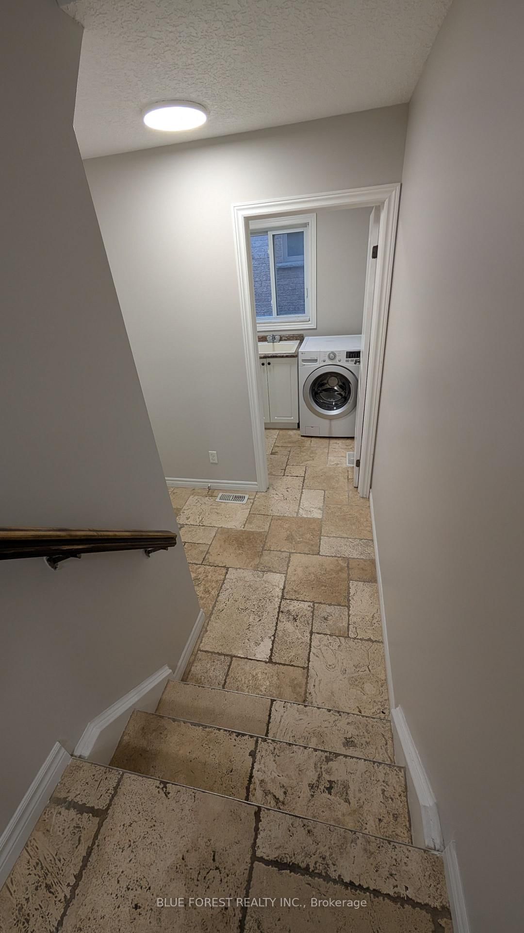 904 Frontenac Crescent • Woodstock, ON photo 10