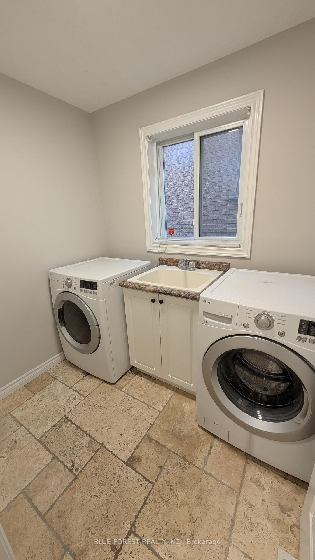 904 Frontenac Crescent • Woodstock, ON photo 11
