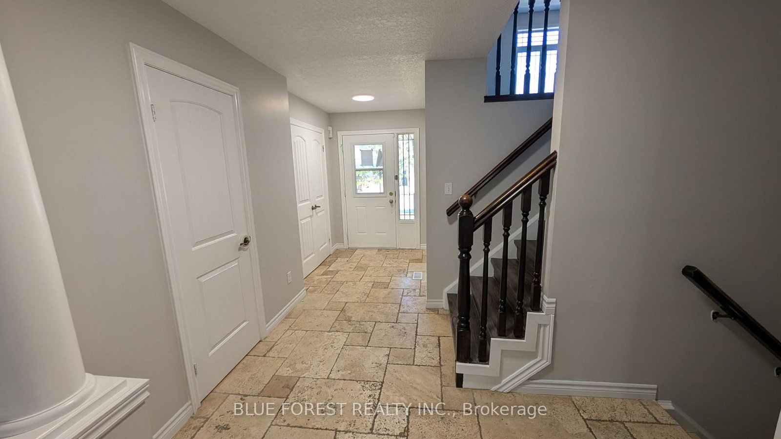 904 Frontenac Crescent • Woodstock, ON photo 2