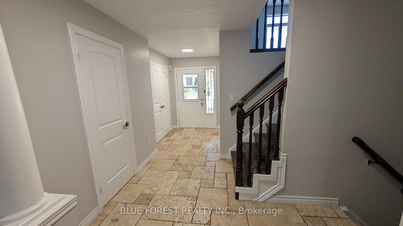 904 Frontenac Crescent