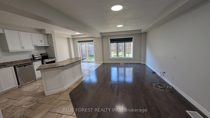 904 Frontenac Crescent