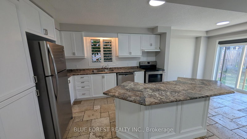 904 Frontenac Cres photo 4