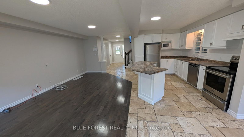 904 Frontenac Cres photo 5