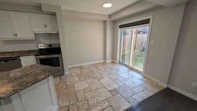 904 Frontenac Crescent • Woodstock, ON photo 8